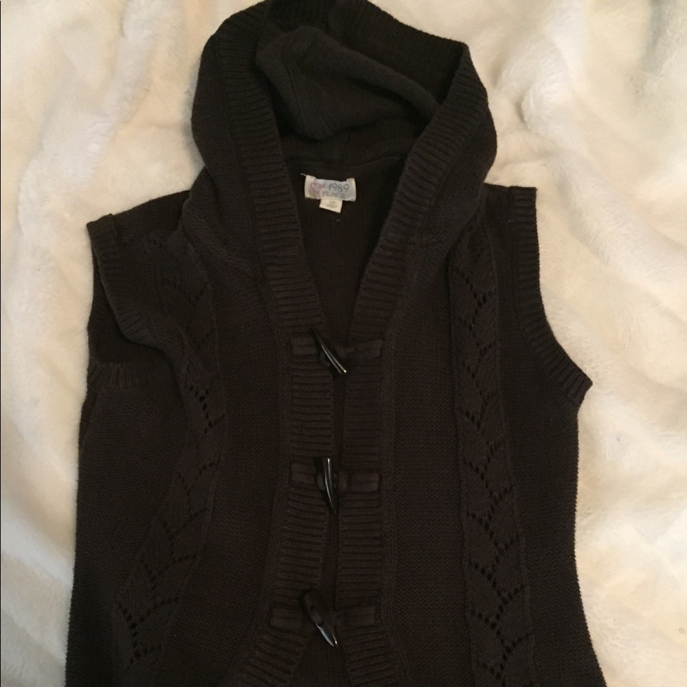 Brown sweater-vest